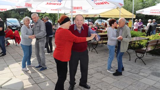 Integracja seniorów z Kędzierzyna-Koźla i Zdzieszowic pod chmurką. ZDJĘCIA
