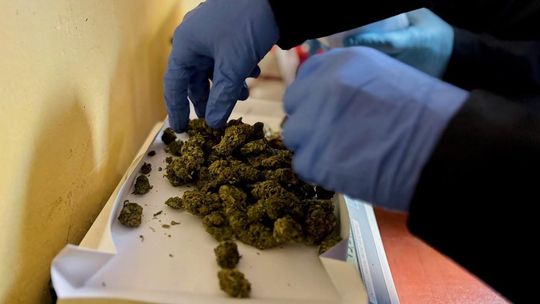 Interwencja na stacji paliw zakończona zarzutami za posiadanie narkotyków