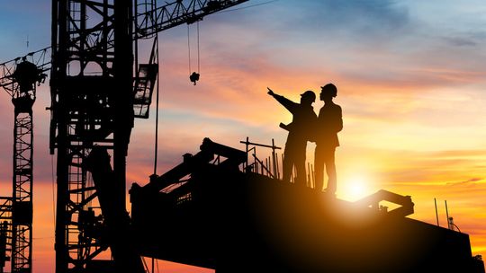 Jak często należy wykonywać przegląd suwnicy zgodnie z wymogami UDT?