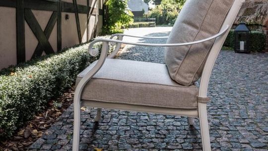 Jak dopasować idealne krzesła i fotele ogrodowe na taras?