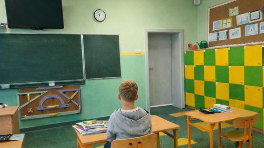 Jak ktoś jeszcze raz trzaśnie szafką, to trzasnę w łeb! - powiedziała nauczycielka i uderzyła ucznia Jak ktoś jeszcze raz trzaśnie szafką, to trzasnę w łeb! - powiedziała nauczycielka i uderzyła ucznia