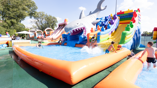 Jak montuje się dmuchane parki wodne?