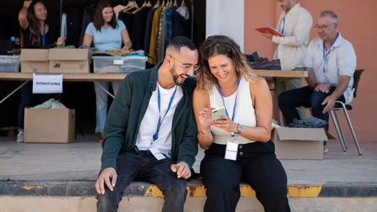 Jak opaska reklamowa może zamienić uczestnika eventu w ambasadora marki?