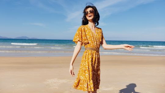 Jak powstają jakościowe sukienki? Kulisy produkcji w polskich pracowniach