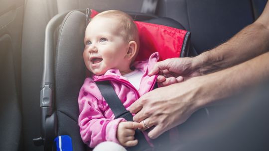 Jak przetrwać długą podróż samochodem z małym dzieckiem?