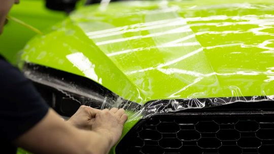 Jak skutecznie zabezpieczyć auto przed uszkodzeniami? Poznaj najlepsze metody ochrony lakieru i nie tylko!