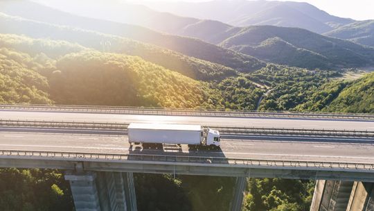 Jak tanio i bezpiecznie wysłać paczkę za granicę? Praktyczny poradnik 2025