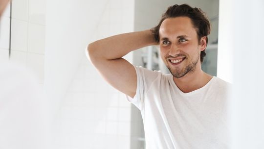 Jak używać glinki do włosów? Przewodnik dla początkujących