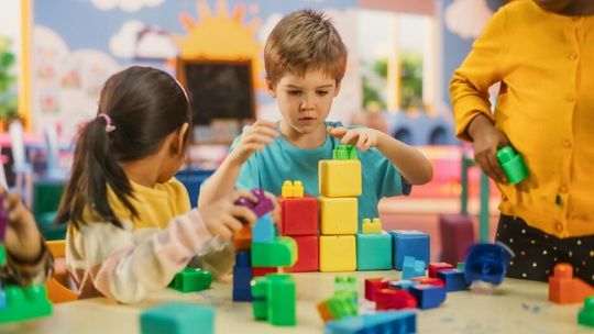 Jakie klocki wybrać dla dziecka? Porównanie rodzajów i marek
