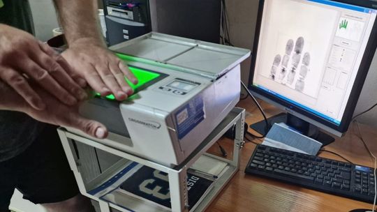 W BMW bez prawa jazdy, z narkotykami i poszukiwanym pasażerem