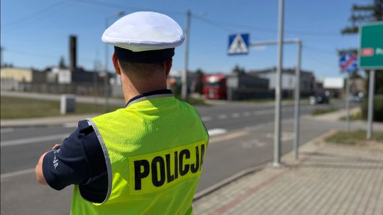 Jechał skodą po chodniku stwarzając zagrożenie dla pieszych. 48-latek nigdy nie miał prawa jazdy