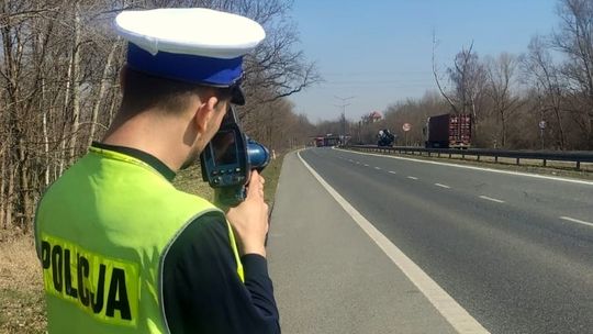 Jeden pędził BMW 162 km/h w terenie zabudowanym, drugi jechał pijany rowerem