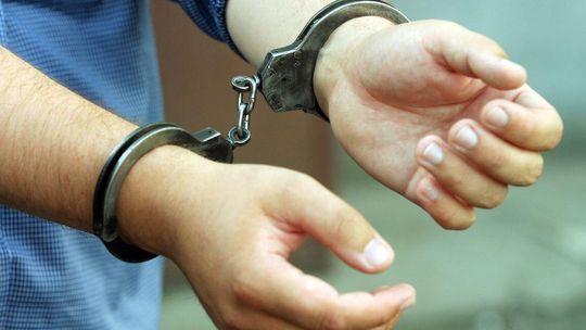 Jednego poszukiwanego złapali na patrolu, drugi wpadł przez głośną muzykę