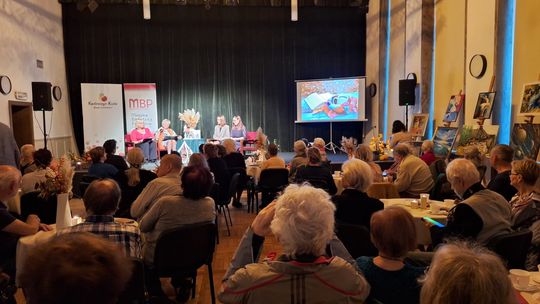 Jesień słowem pisana. Książki potrafią łączyć pokolenia przy słowie i sztuce. ZDJĘCIA