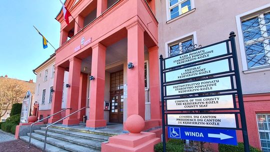 Jesteś chory? Starostwo prosi o kontakt telefoniczny i mailowy lub przyjście w maseczce