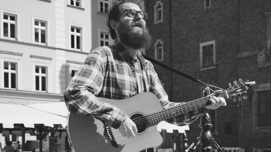 Kameleon rusza z letnim cyklem "Bliżej Street art’u"! Wystąpi Dawid Bielas, człowiek ulicznego grania