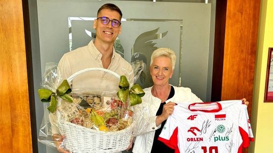 Kami Semeniuk - świeżo upieczony siatkarski mistrz Europy - z wizytą w magistracie. FOTO