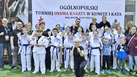 Karatecy z Oyama Onyks wrócili z Wolbromia z gradem medali. ZDJĘCIA