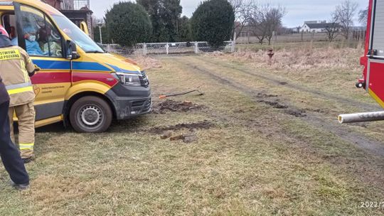 Karetka z pacjentką ugrzęzła w błocie. Interweniowała straż pożarna