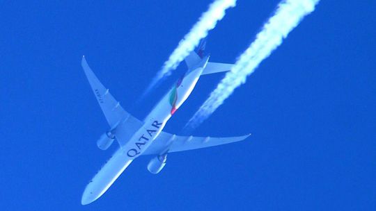 Katarski gigant nad Kędzierzynem. Na jego kadłubie symbolika piłkarskich MŚ