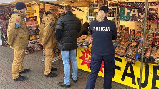 Kędzierzyn-Koźle: policjanci i strażacy kontrolują punkty sprzedaży fajerwerków