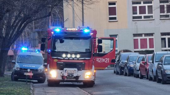 Kiedy strażacy otwierali drzwi, mężczyzna uciekł przez okno