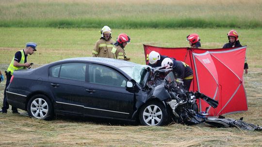 Kierowca z niewyjaśnionych przyczyn zjechał na przeciwległy pas