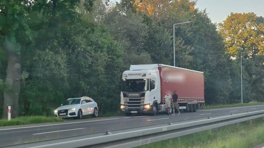 Kierowca audi uderzył w ciężarówkę, by uniknąć czołówki. Niebezpieczna sytuacja na obwodnicy