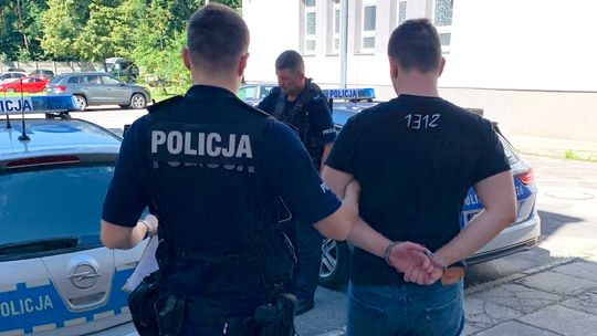 Kierowca Audi zamienił się miejscem z pasażerem, bo miał cztery sądowe zakazy prowadzenia pojazdów