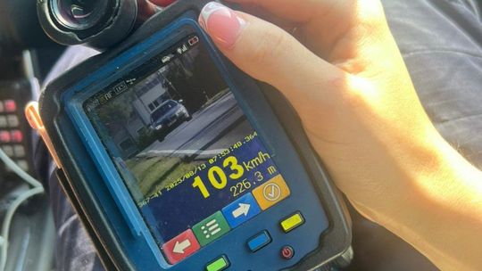 Kierowca BMW pędził setką na ograniczeniu do 50 km/h