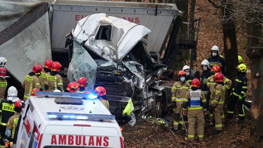 Kierowca ciężarówki, który rozbił pojazd na DW 408 zmarł w szpitalu