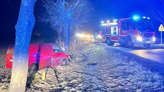 Kierowca Forda Galaxy nie ustąpił pierwszeństwa. Policja podała przyczyny wypadku na DK38