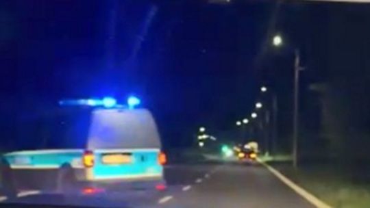 Senior jechał całą ulicą z otwartym bagażnikiem i uciekał policji. Zaskakujący finał interwencji