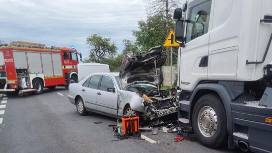 Kierowca mercedesa zasnął za kierownicą i uderzył w ciężarówkę przewożącą 6 ton jajek