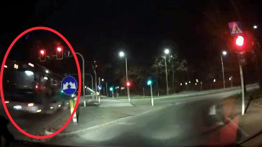 Kierowca MZK przejechał skrzyżowanie na czerwonym świetle. WIDEO