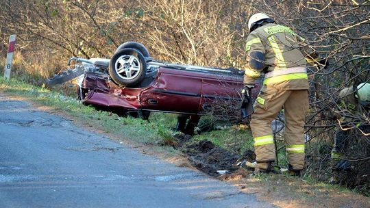 Kierowca opla został zakleszczony w samochodzie. Wypadek na drodze między Kłodnicą a Januszkowicami. ZDJĘCIA
