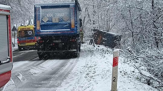 Kierowca osobowego fiata doprowadził do czołówki z ciężarowym volvo. Trzy osoby trafiły do szpitala