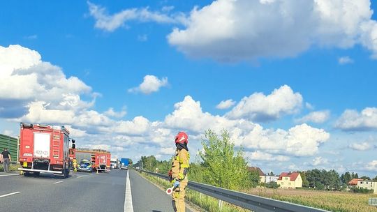 Kierowca renault najechał na tył audi. Kolizja na DK 40