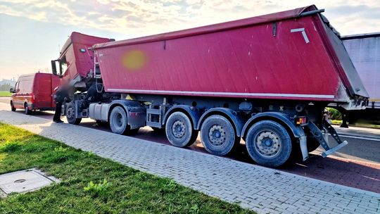 Kierowca zakończył podróż w Reńskiej Wsi. Przyczyną niebezpieczna usterka Kierowca zakończył podróż w Reńskiej Wsi. Przyczyną niebezpieczna usterka