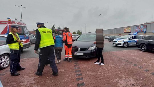 Kierująca 72-latka potrąciła pieszą na parkingu marketu