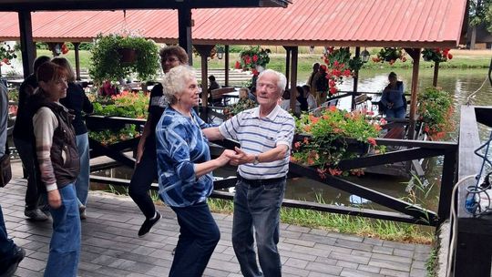 Kilkudziesięciu kozielskich seniorów na rybce w Moszczance. ZDJĘCIA