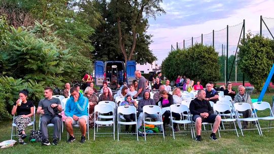 Kino plenerowe na osiedlu Kuźniczka. ZDJĘCIA