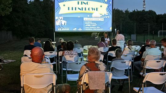 Kino plenerowe zawitało na stadion w Cisowej. ZDJĘCIA