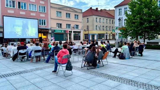 Kino pod chmurką znów przyciągnęło mieszkańców. Filmowy wieczór odbył się na kozielskim rynku