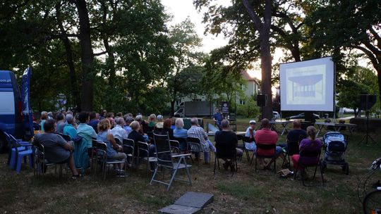 Kino pod Dębem i spotkanie z historią na osiedlu Zachód