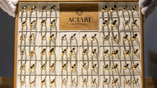 Klasyczny pierścionek zaręczynowy od Aclari Diamonds - czym się odznacza?