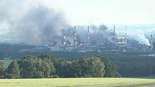 Kłęby czarnego dymu nad Zdzieszowicami. Mieszkańcy zaalarmowali straż pożarną