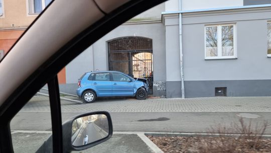 Kobieta pomyliła hamulec z gazem i z dużą siłą wjechała w budynek