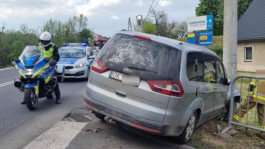 Kobieta straciła panowanie nad pojazdem. Ford uderzył w betonowy słup