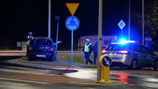 Kobieta straciła panowanie nad pojazdem i uderzyła w znak